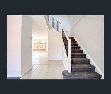 Spacious Townhouse close to all amenities - Photo 2