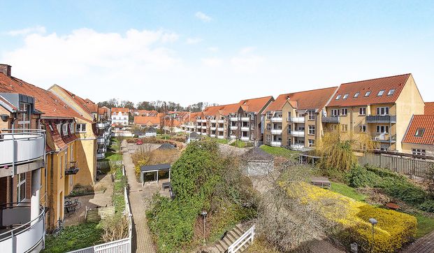 Renoveret med flot køkken - med stor altan - Photo 1