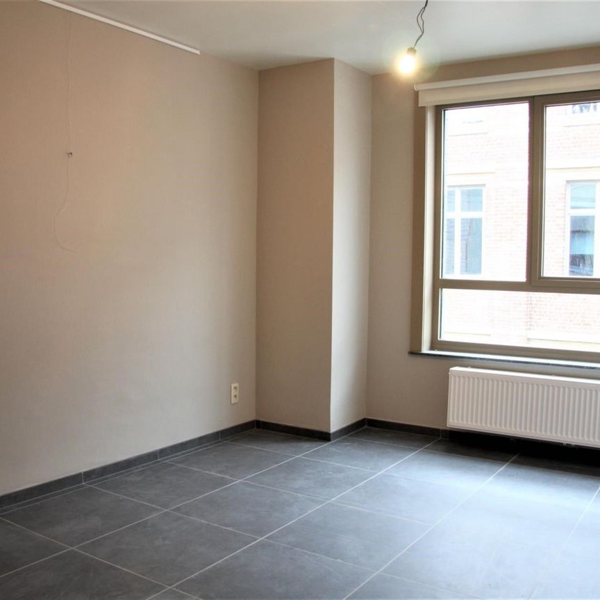 Stijlvol gerenoveerd appartement op de 1e verdieping met 3 slaapkamers in het centrum van Zottegem - Photo 1