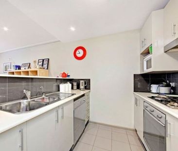 Beautiful Two Bedroom in Waterside Precinct - Photo 4