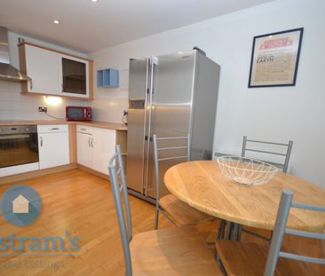 2 bed Flat for Rent - Photo 6