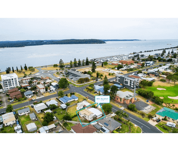 A Peak of The Water - Photo 6