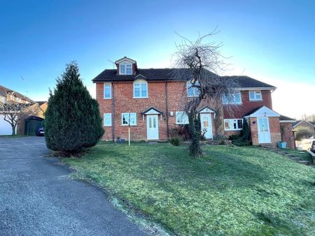 Foxglove Gardens, Guildford - 4 bedrooms Property for lettings - Seymours - Photo 4