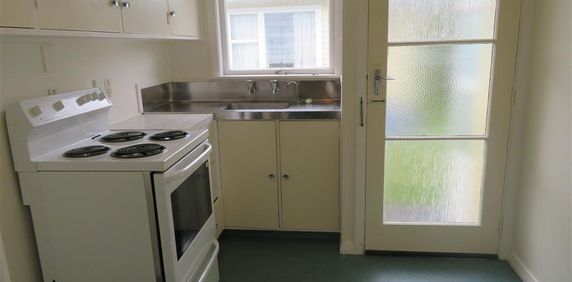 Sunny.Central and Tidy bedsit! - Photo 2