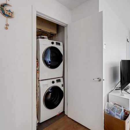 Superbe 4 1/2 très lumineux, situé dans un quartier familial avec un parc directement en face de l’immeuble. Stationnement inclus à l’arrière. - Photo 4