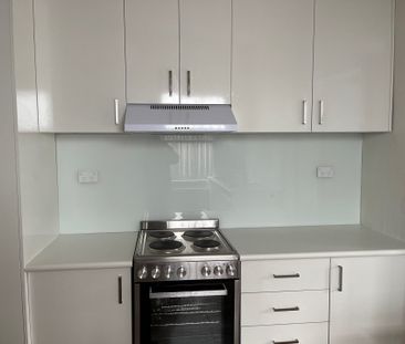 Charming 2-Bedroom House in the Heart of Erskineville - Photo 4