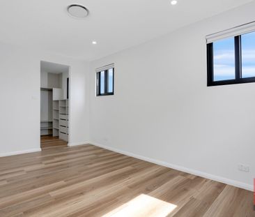 Brand New Luxurious 5 Bedroom Home In Riverstone - Photo 2