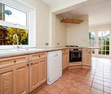 4 bed Semi-Detached House To Let - Photo 4