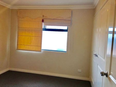Huge House and Close to Curtin University and Westfield Carousel @$950 Per Week - Photo 5