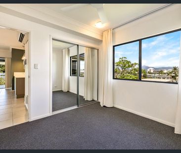 Modern 2 Bed 2 Bath Top-Floor Apartment in Prime Location - Photo 3