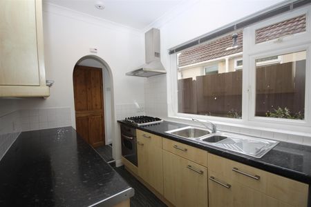 2 bedroom Terraced House to let - Photo 2