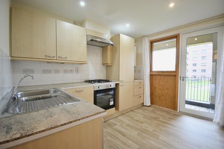 2 bedroom ground floor flat to rent - Photo 2