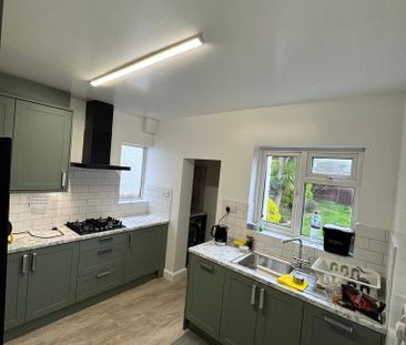 6 bedroom semi-detached house to rent - Photo 5