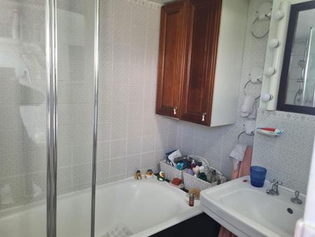 Bright clean room in charming Victorian house - Photo 5