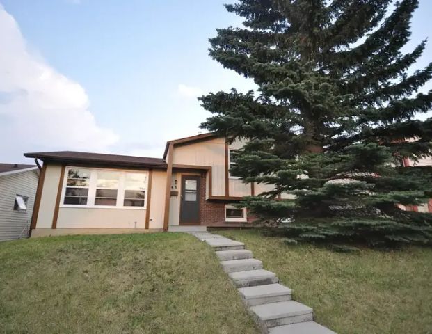 5 BDM, 2 BATH BIG HOUSE! BEDDINGTON | Beddington Rise NE, Calgary - Photo 1