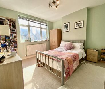 3 bedroom flat to rent - Photo 4