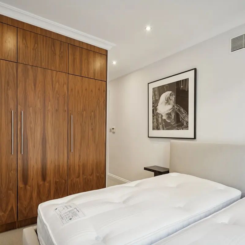 3 bedroom flat in 181 Sloane Street - Photo 1