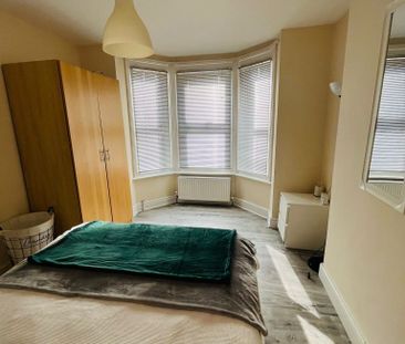 BEDROOM 3 – MEDIUM DOUBLE ENSUITE - Photo 3