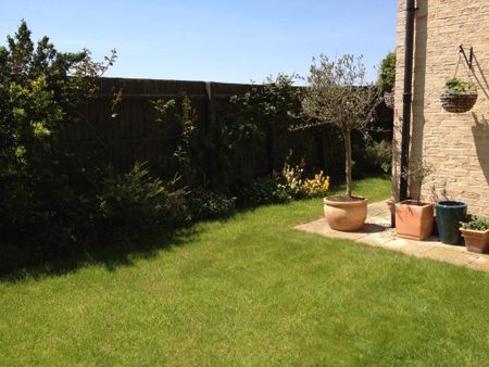 3 bedroom detached house to rent - Photo 2