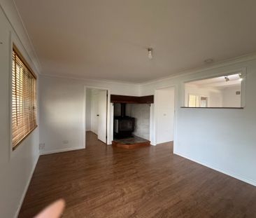 Family Home - 4 Beds / 2 Bathrooms / Wood Fire Heating. - Photo 2