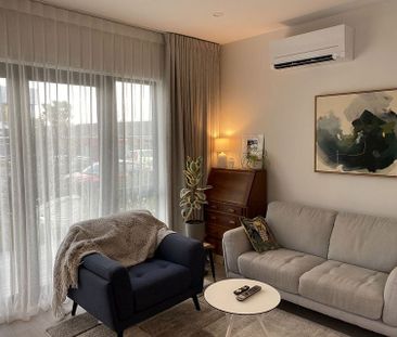 Sunny End Townhouse | 2 Bed | Unbeatable commute - Photo 5