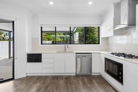 Fully Furnished Modern Town House! - Photo 5