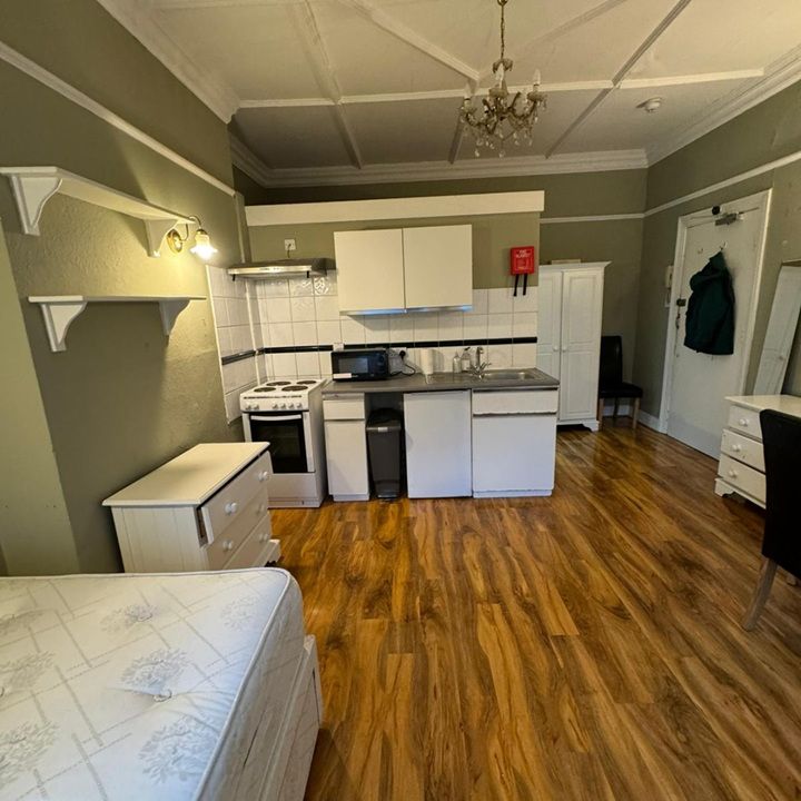 Studio Flat, Bedford Hill, SW12 - Photo 1