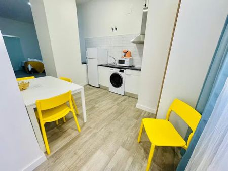 Calle Perdiguera, Málaga, Andalusia 29003 - Photo 5