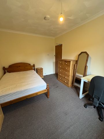 4 Bed Semi-Detached House, Honeysuckle Road, SO16 - Photo 2