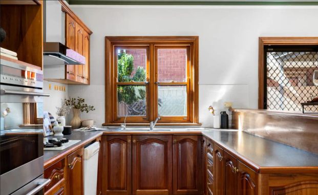 “Character, Comfort & Convenience in the Heart of Kensington” - Photo 1