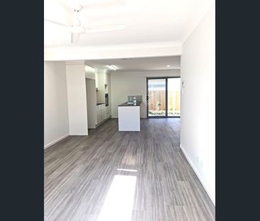 3 BEDROOM 2 BATHROOM TOWNHOUSE WITH DUCTED AIR - Photo 1