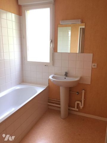 PARTHENAY DE BRETAGNE, rue des Noisetiers, 1er étage, 62m², comprenant: entrée avec placard, sé... - Photo 3