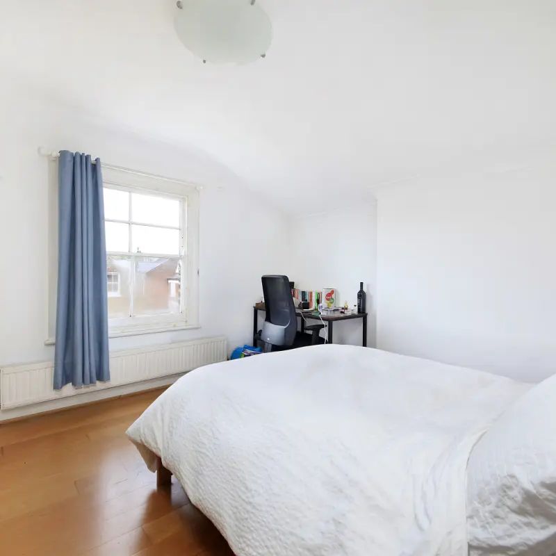 4 bedroom flat in London - Photo 1