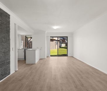 Convenient Townhouse Living in the Heart of Nerang - Photo 1