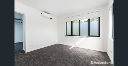 Contemporary 3 Bedroom Residence – Minutes from Shops & Transport - Photo 5