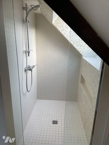 PONT-AVEN, centre-ville, duplex à louer Place Julia, au c?ur de la cité des peintres, vue enso... - Photo 4