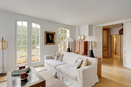 Location Appartement 7 pièces Meublé 260m² PARIS 7ème - Photo 2