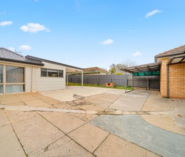 Spacious Family Home Close to Bus stop - Photo 6