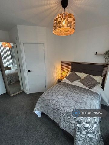 1 bedroom in a house share to rent - Photo 2