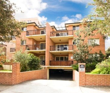 IDEALLY LOCATED 2 BEDROOM UNIT ! - Photo 5