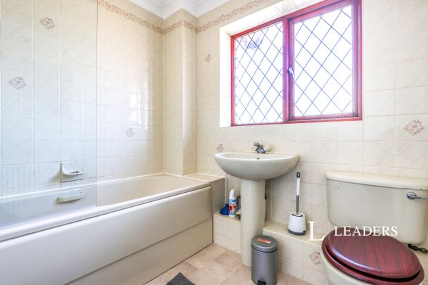 1 bedroom room to rent Baverstock Road, Wallisdown, BH12 - Photo 1
