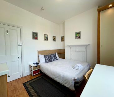 Flat 300 Fulham Palace Road, Fulham W6 9HH - Photo 3