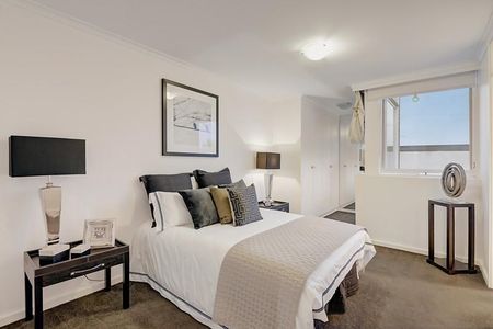 AMAZING 3 BEDROOM APARTMENT WITH STUDY & GREAT CITY VIEWS!! - Photo 5