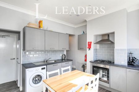 1 bedroom in a house share to rent - Photo 2