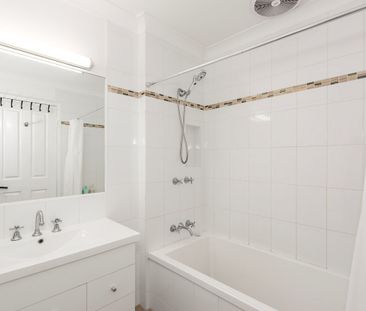 Exquisite Three Bedroom Townhouse - Photo 6