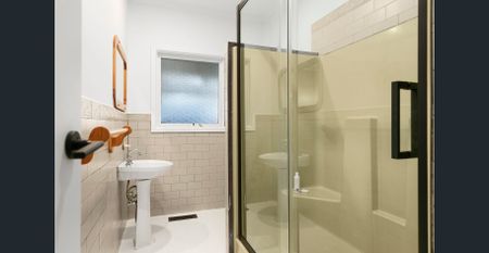 Charming 3-bedroom Residence in Pascoe Vale! - Photo 2