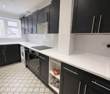 Ivy Drive, Lightwater, GU18 - Photo 5