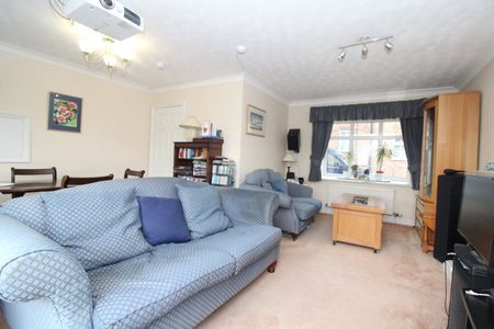 Edmonds Drive, Stevenage, Hertfordshire - Photo 5