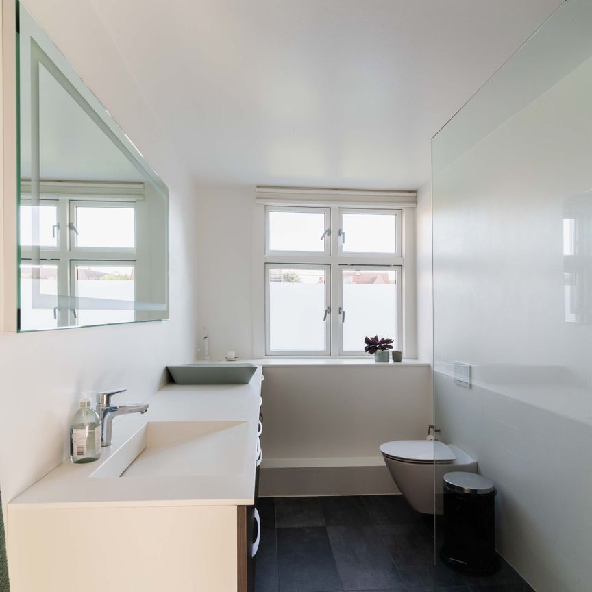 Moderne halvt dobbelthus med solrig have i hjertet af Valby - Foto 1