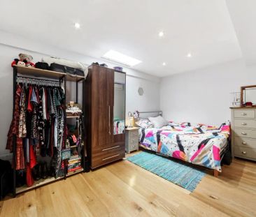 3 bedroom flat in London - Photo 3